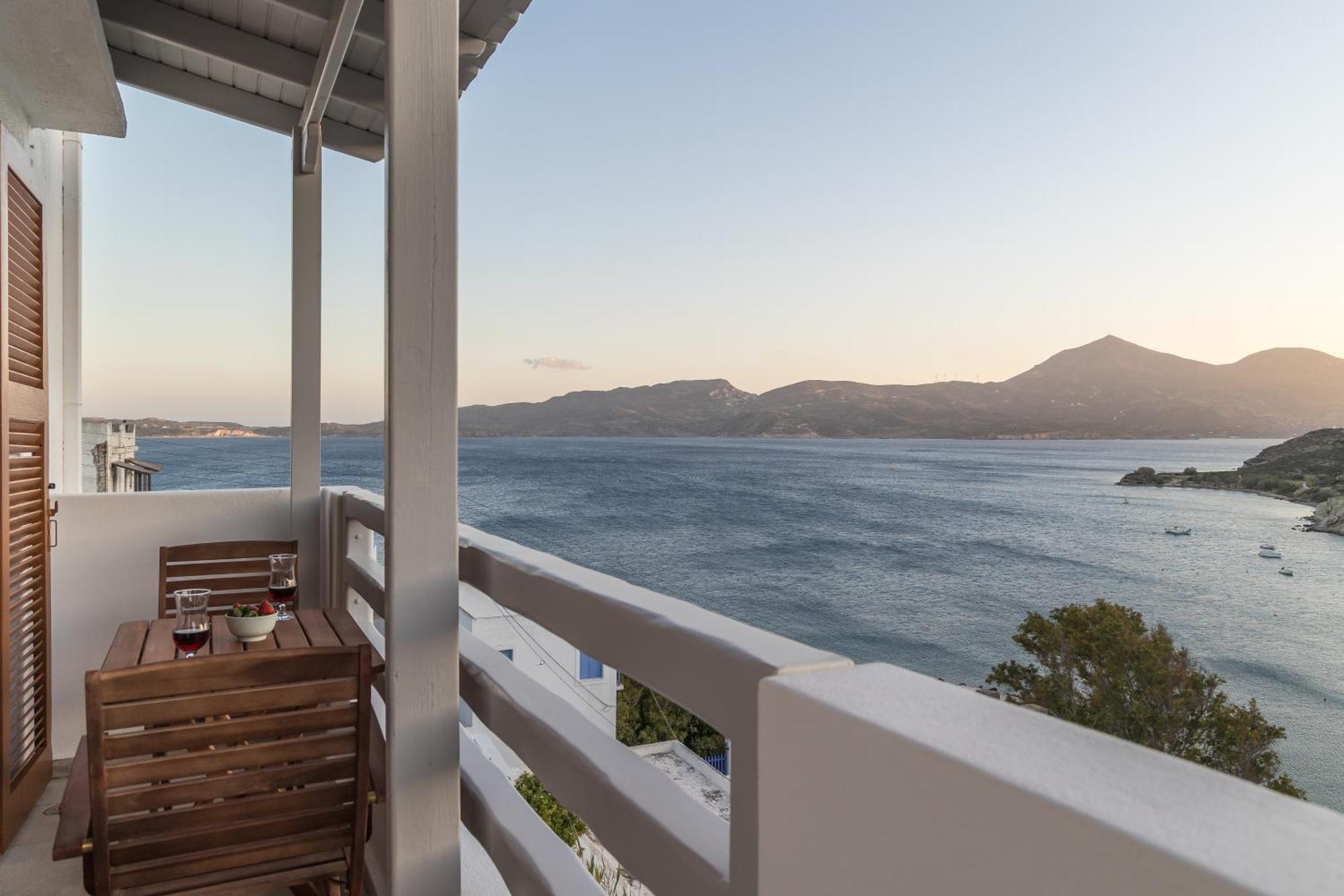 Apartment White Edge Adamantas (Milos)