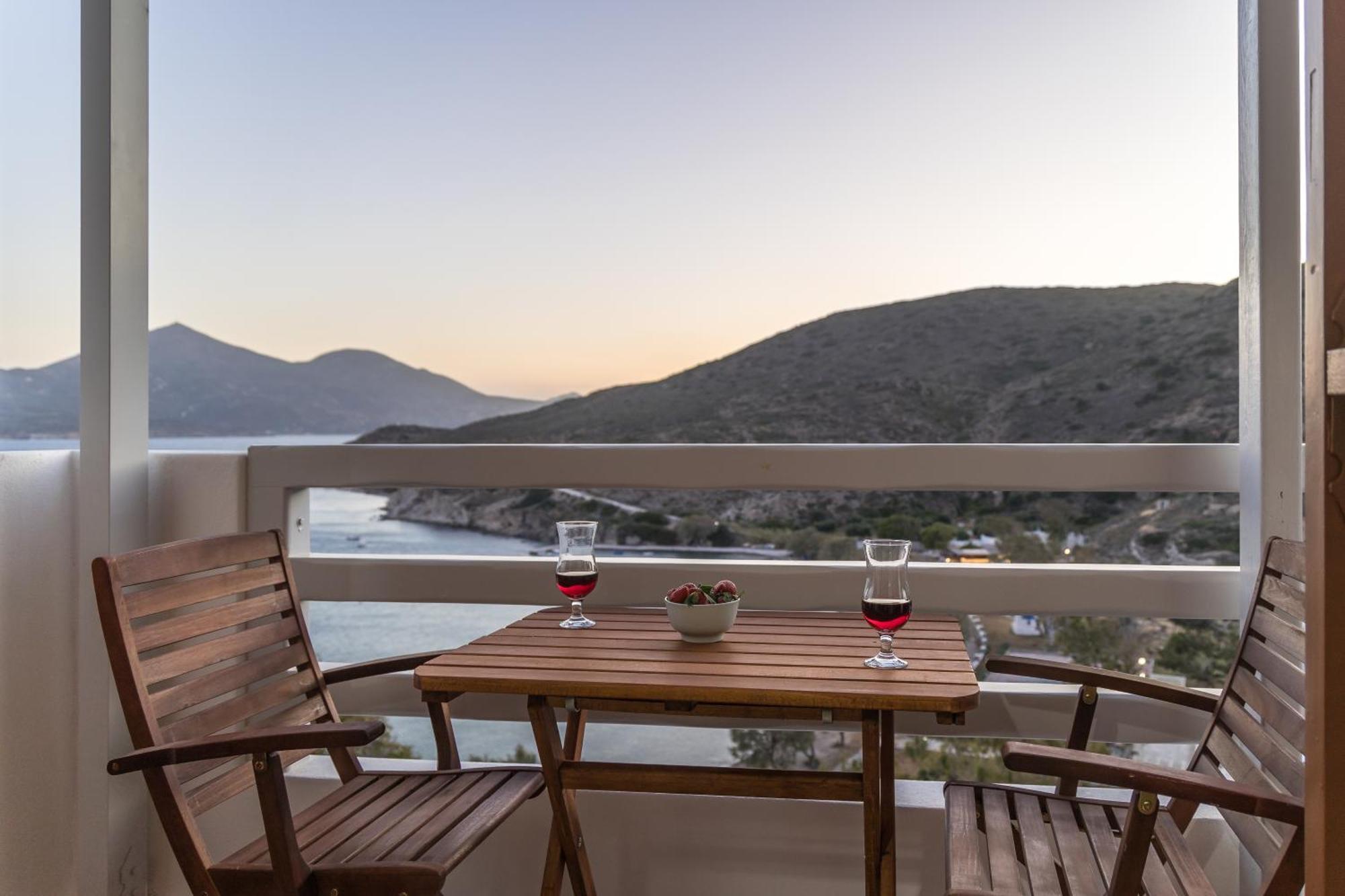 White Edge * Adamantas (Milos)