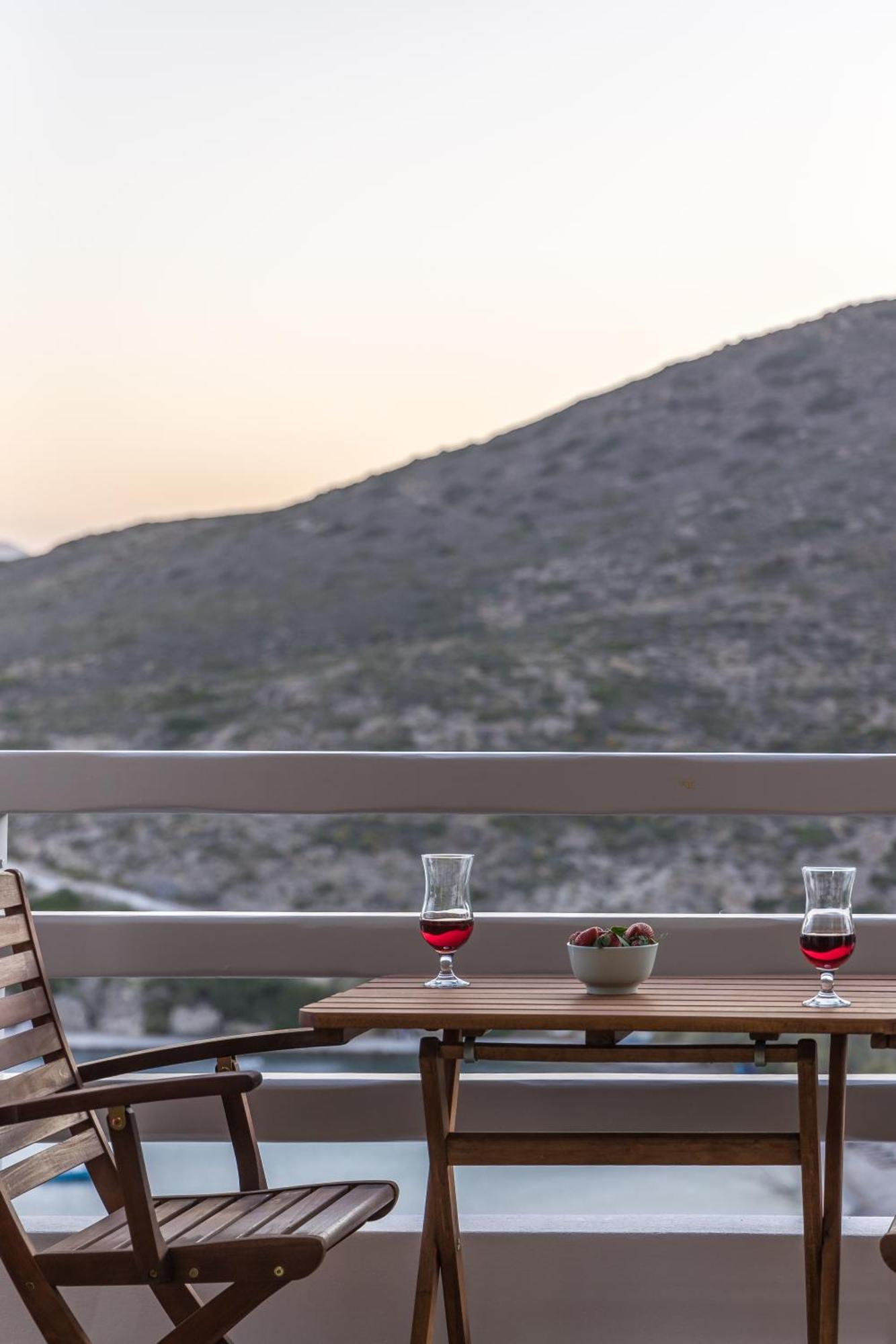 Apartment White Edge Adamantas (Milos)