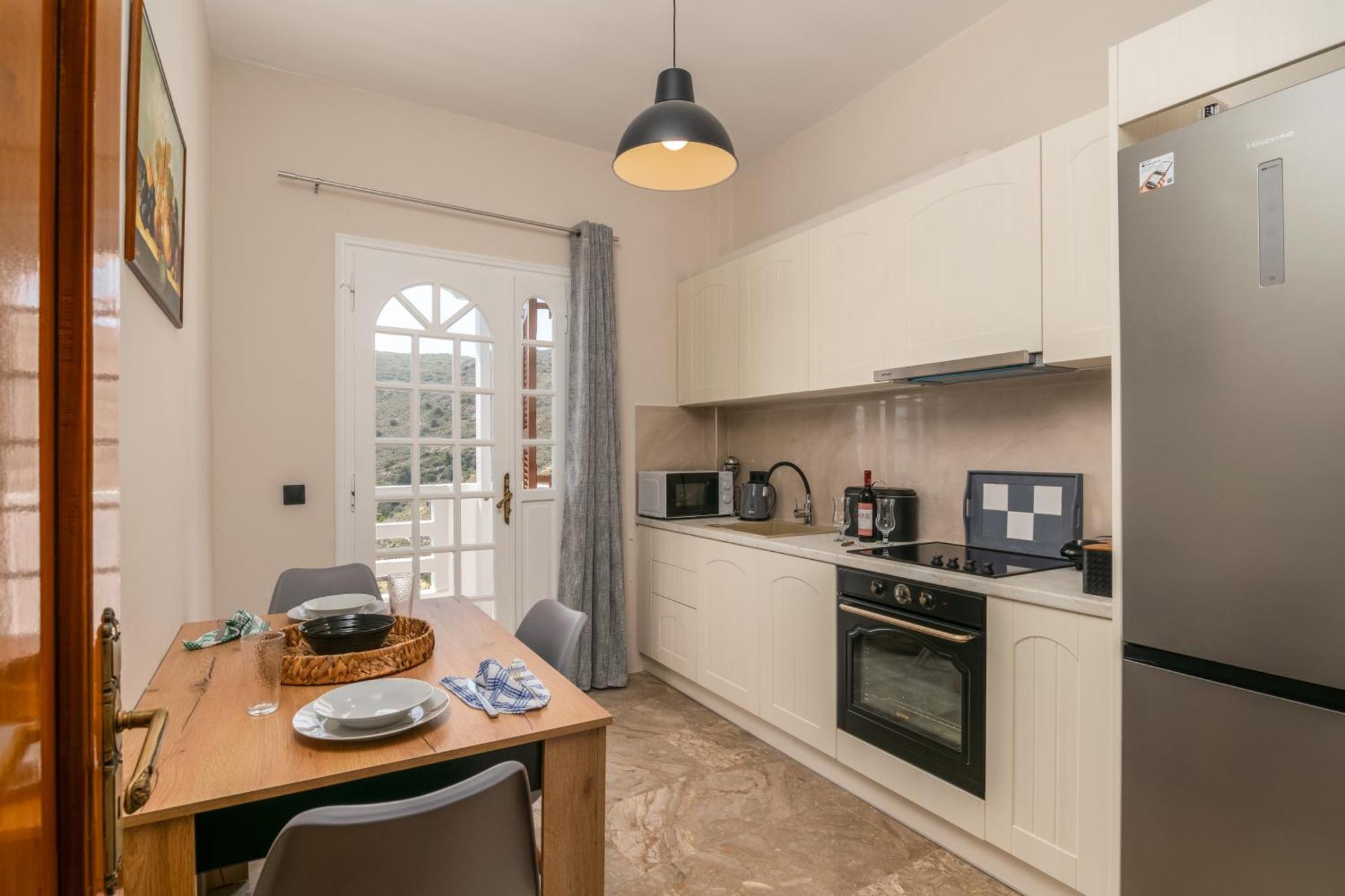 White Edge Apartment Adamantas (Milos)