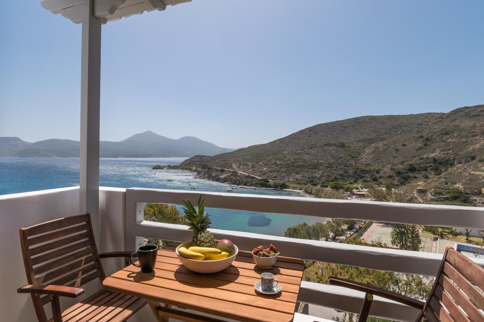 White Edge Apartment Adamantas (Milos)